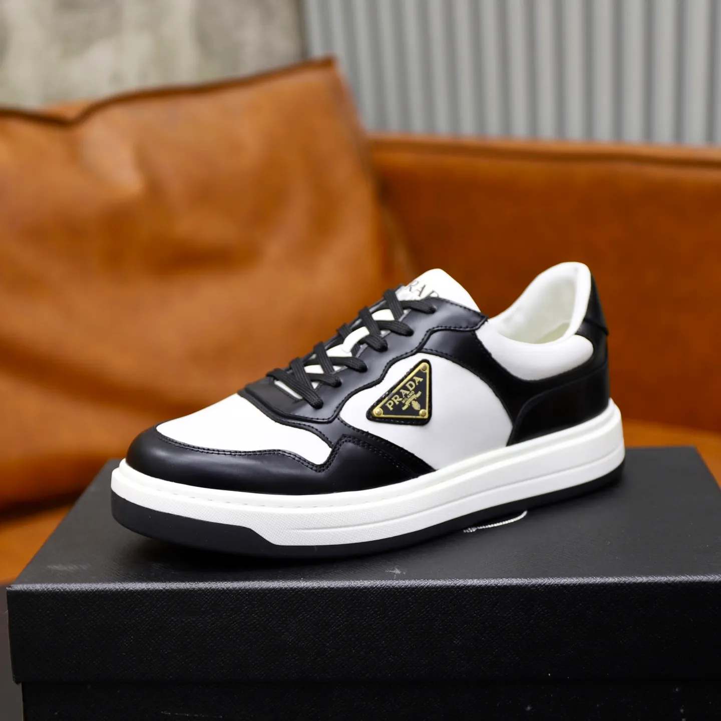 Factory price: 740💰Top original order Brand: PRADA (Prada) Standard code: Men's size 38/44 (45 can be customized) Grade: Same as the official website Material: Original cowhide stitching imported cowhide lining Original combination two-color wear-resistant soft outsole Style category: Leisure and sports version Young fashion European and American trend British style Color: Real picture color